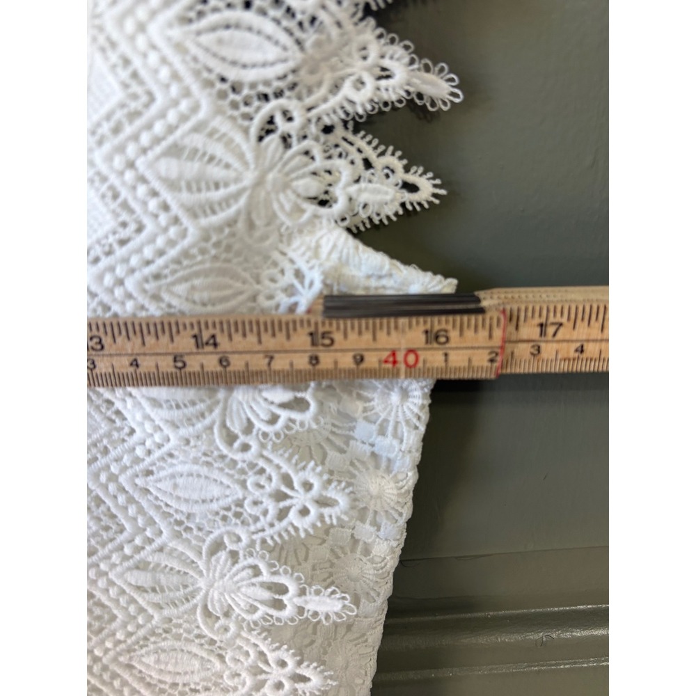Chicwish | Crochet Lace Sleeveless Crop Top | XS || White| - Picture 4 of 6